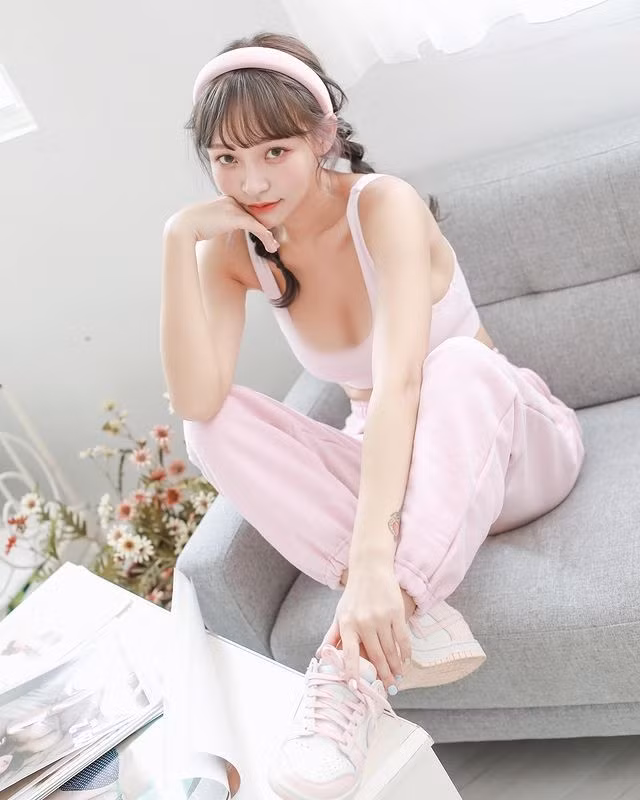 Nhiều người cho rằng Lâm Tương không nên đi theo con đường nổi tiếng bằng các hành động gây sốc, cố ý hở hang bởi vốn dĩ cô nàng đã có nền tảng khá tốt.