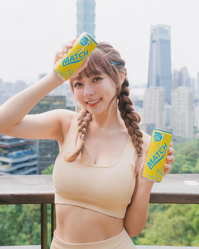 Chính vì vậy khi xuất hiện với hình ảnh "thả rông" vòng một khi nướng thịt, Lâm Tương đã khiến cộng đồng mạng náo loạn.