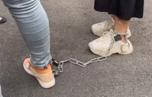 Choi tro sinh tu khi an nhau, gai xinh khoc thet nho cuu hoa-Hinh-2