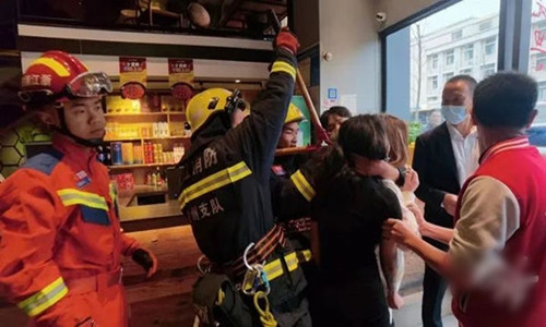 Choi tro sinh tu khi an nhau, gai xinh khoc thet nho cuu hoa