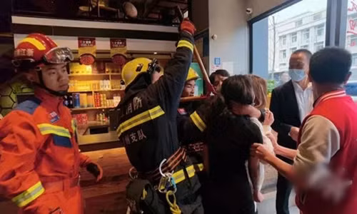 Choi tro sinh tu khi an nhau, gai xinh khoc thet nho cuu hoa