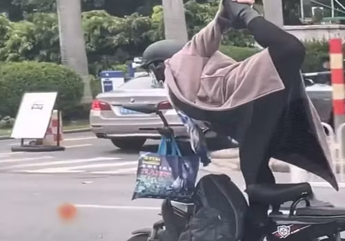 Tập yoga khi phóng xe, bác gái khiến người đi đường khiếp sợ Tap yoga khi phong xe, bac gai khien nguoi di duong khiep so