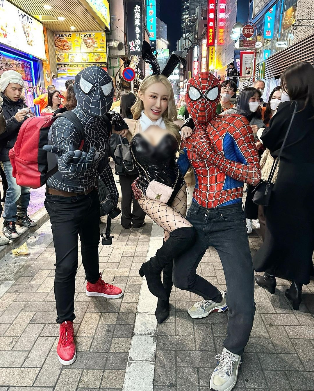 Đa số mọi người đều cho rằng Khiết Nhi ăn mặc quá mức gây sốc, phản cảm, bất chấp tất cả để gây chú ý.