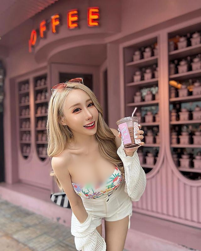 Hiểu rõ lợi thế ngoại hình, hot girl gợi cảm Khiết Nhi cũng rất biết cách lựa chọn trang phục, cách phối đồ sao cho trông cao ráo, thu hút nhất có thể.