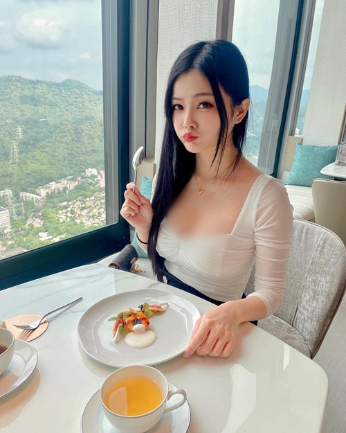 Hiện tại, chỉ tính riêng trên trang Facebook, cô nàng có tới hơn 2,2 triệu người theo dõi, hâm mộ.