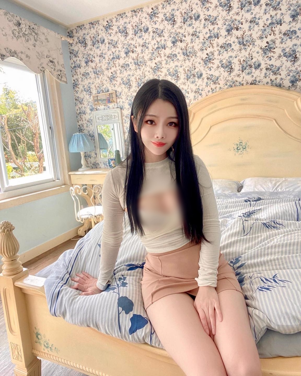 Phong cách thời trang của Vi Vi cũng trở nên táo bạo hơn. Cô nàng sẵn sàng diện những set đồ thiếu vải, hở hang để định hướng hình ảnh.