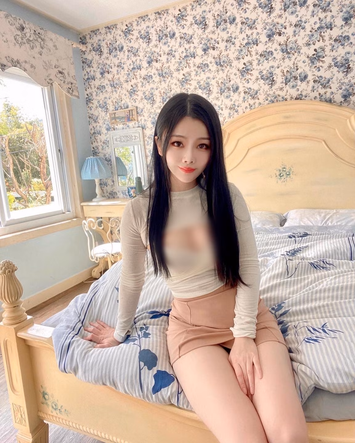 Phong cách thời trang của Vi Vi cũng trở nên táo bạo hơn. Cô nàng sẵn sàng diện những set đồ thiếu vải, hở hang để định hướng hình ảnh.