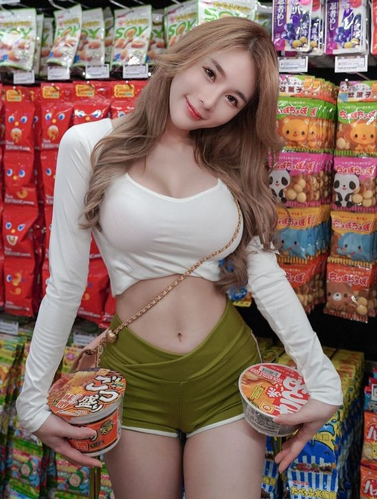 Valent, người Malaysia, là một trong những hot girl đang rất nổi thời gian gần đây. Hình ảnh cô nàng diện đồ tập ngắn, bó sát, đi siêu thị mua mỳ đang nhận được đông đảo sự chú ý. (Nguồn ảnh: IG)