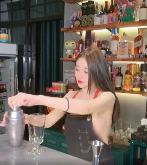 Đa số mọi người đều chỉ trích hot girl Tạ Hựu Tâm cố tình ăn mặc hở hang, thiếu vải để thu hút sự chú ý.