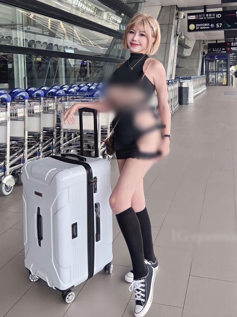 Thậm chí ở sân bay, Trương Hi Hi cũng không chịu ăn mặc kín đáo, cô nàng cố tình diện đồ khoét ngang, khoét dọc, lộ những điểm nhạy cảm trên cơ thể.