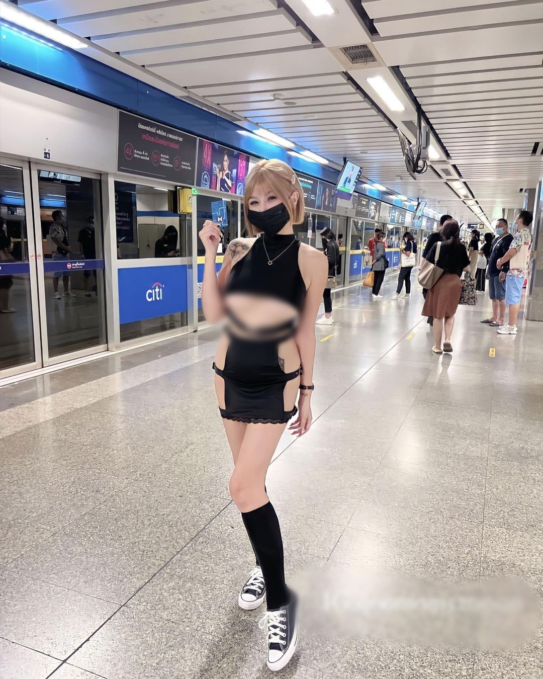 Có những trang phục của Trương Hi Hi thực sự gây sốc, cô nàng ăn mặc quá phản cảm nhưng lại vô tư tạo dáng nơi công cộng.