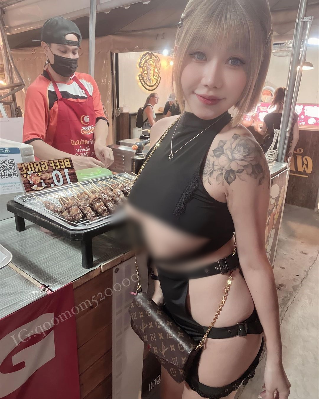 Lần này sang Thái Lan du lịch, hot girl Trương Hi Hi không hề e ngại điều gì, dù là du lịch nước bạn nhưng cô nàng vẫn rất tự nhiên khoe dáng trong những bộ trang phục cắt xẻ hở hang.