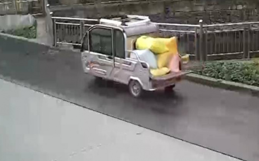 Me man hot girl, thanh nien lam dieu khong ngo voi hang xom