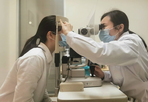 Dau mat mai khong khoi, giat minh nguyen nhan