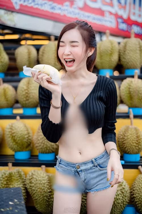 Từng tốt nghiệp trường đại học danh tiếng tại Thái, cô nàng gây tiếc nuối khi không làm việc theo chuyên môn đào tạo mà hoạt động sôi nổi ở lĩnh vực người mẫu.