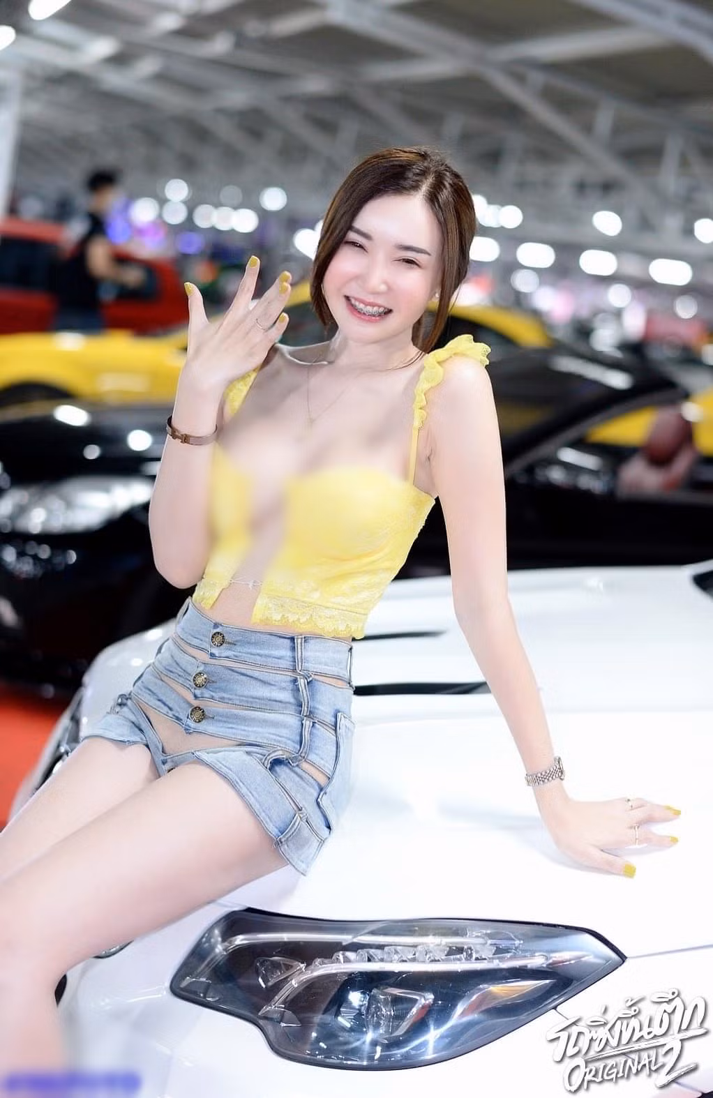 Thiết kế đan dây nửa kín nửa hở góp phần tôn lên nước da trắng mịn, đường cong lấp ló, kích thích sự tò mò.