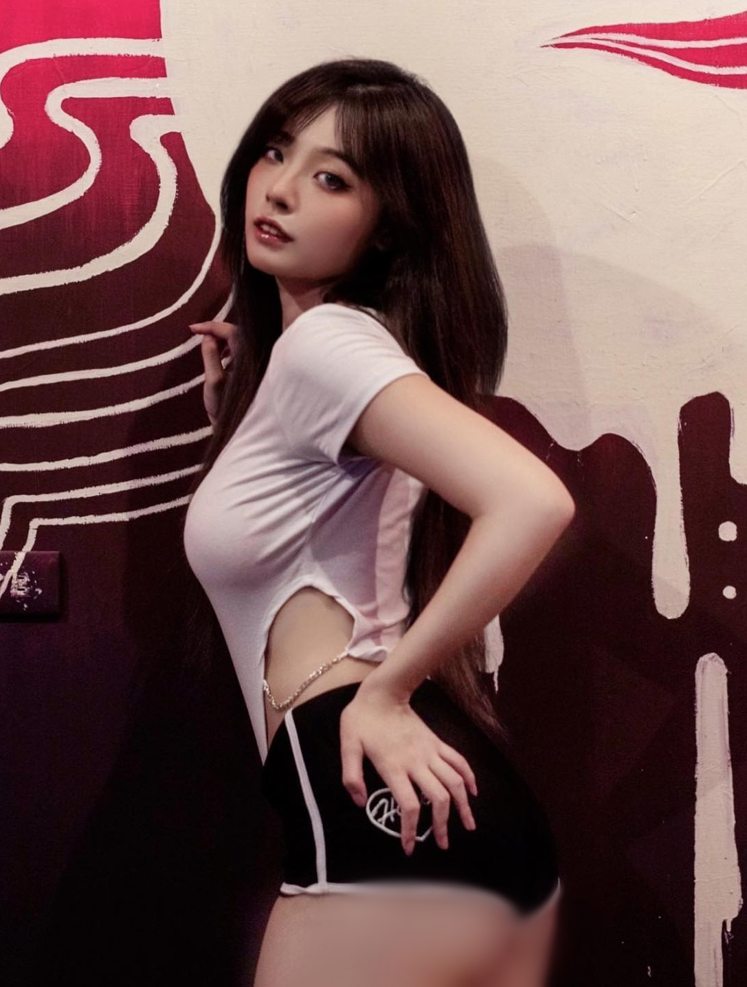 Đa số mọi người đều cho rằng thiết kế quần của Mạt Mạt quá ngắn, bó quá sát, để lộ điểm nhạy cảm trên cơ thể.