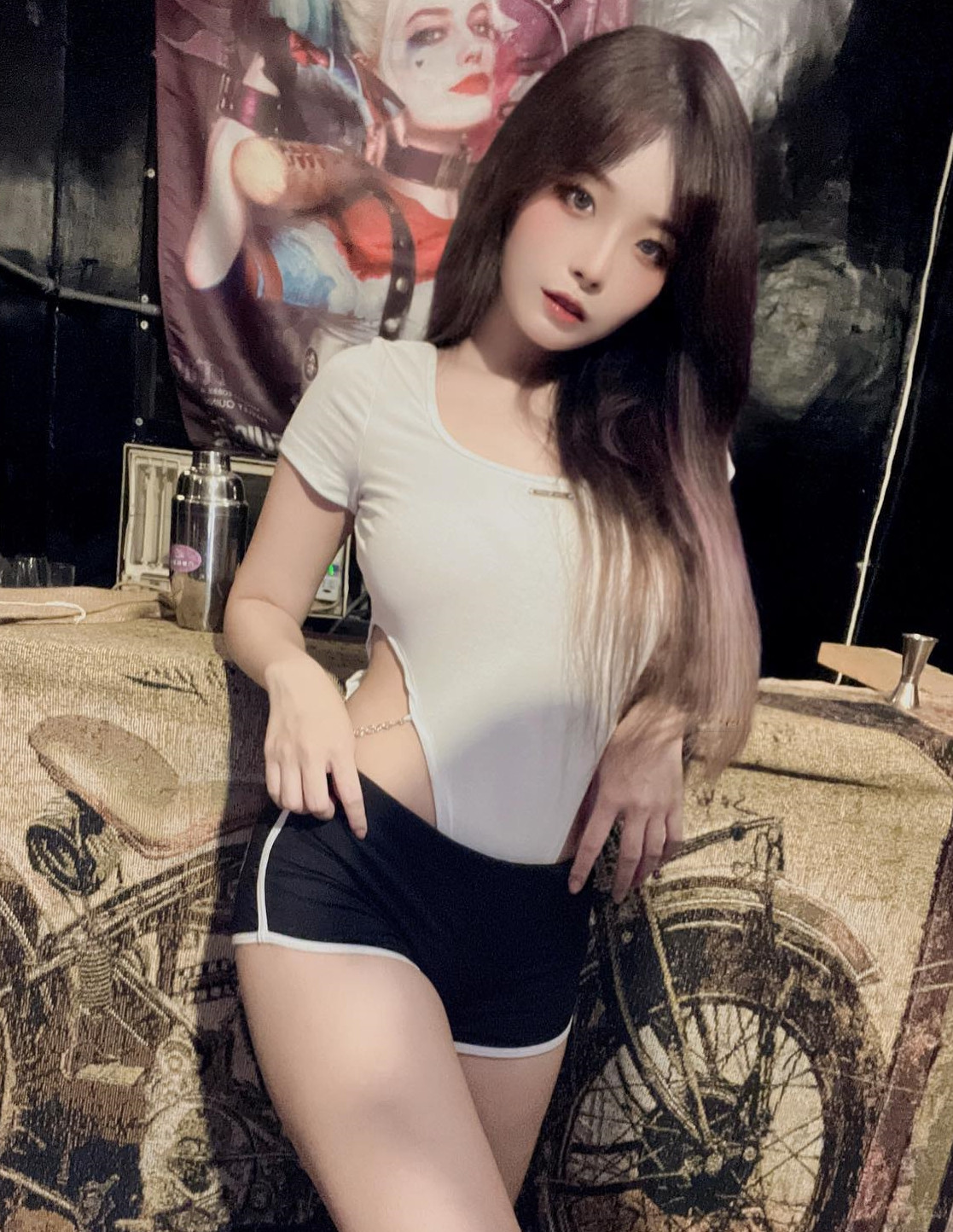 Họ cũng chỉ trích Mạt Mạt vì muốn gây chú ý mà bất chấp ăn mặc hở hang ra đường.