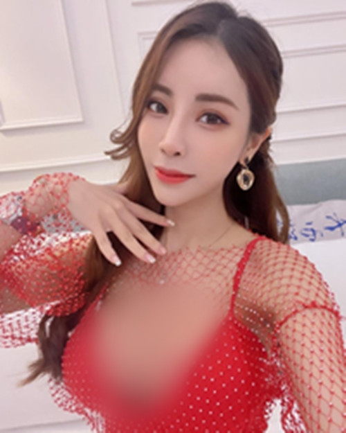 Dáng người rất cao với đôi chân thon và trắng, khí chất thu hút, Angel Liya còn được mệnh danh là thiên thần quyến rũ.