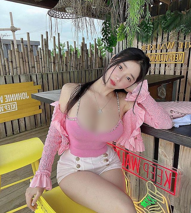 Trên trang cá nhân của Vivi, có thể thấy rõ, cô nàng cực kỳ trung thành với phong cách thời trang của mình.