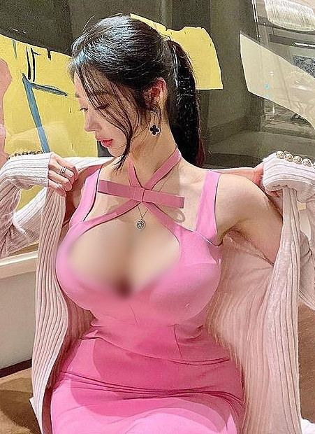 Trên thực tế, Vivi hiện là chủ sở hữu của một hãng thời trang, cô nàng thường mặc quần áo nhãn hiệu riêng của mình để quảng bá.