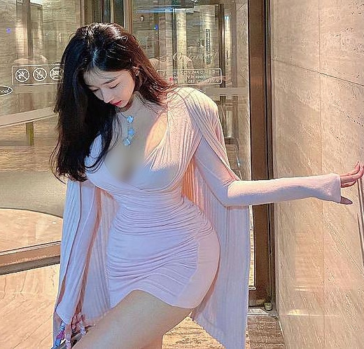 Thân hình đồng hồ cát chính là điểm nhấn của cô nàng, bất cứ trang phục nào, hot girl Vivi cũng đẹp hoàn hảo như một cô búp bê.