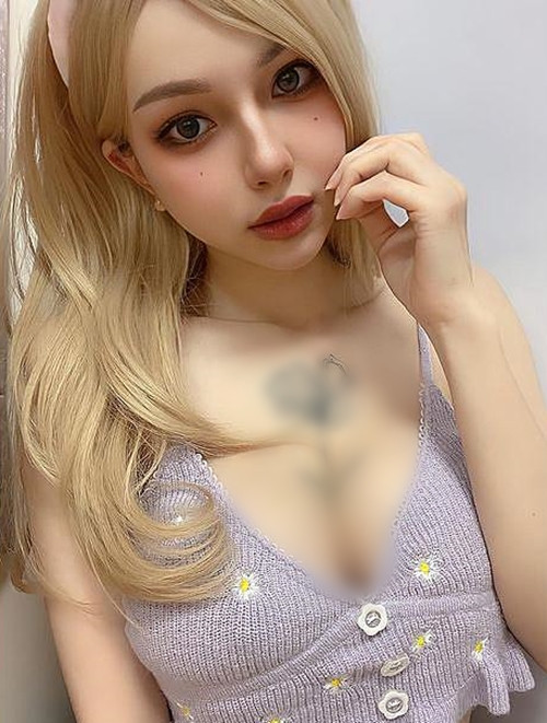 Tuy nhiên cũng có ý kiến cho rằng hot girl gợi cảm chỉ đang tận dụng World Cup 2022 để thu hút sự chú ý, lôi kéo thêm nhiều người theo dõi.