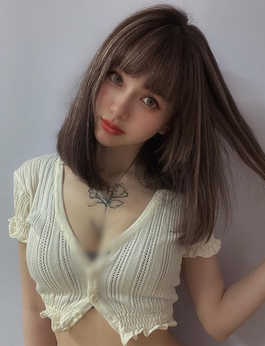 Theo tìm hiểu, Dung Dung là người mẫu, hot girl mới nổi ở Đài Loan. Cô nàng sở hữu gương mặt thu hút, dáng vóc nóng bỏng.