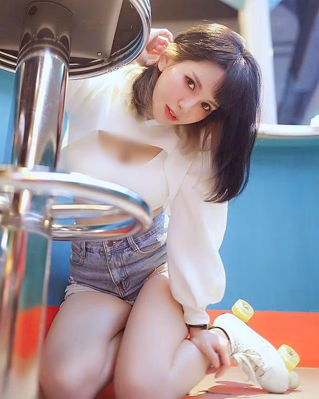 Đặc biệt, Dung Dung có một hình xăm bông hoa cỡ lớn ở ngực. Đây chính là đặc điểm riêng của cô nàng.