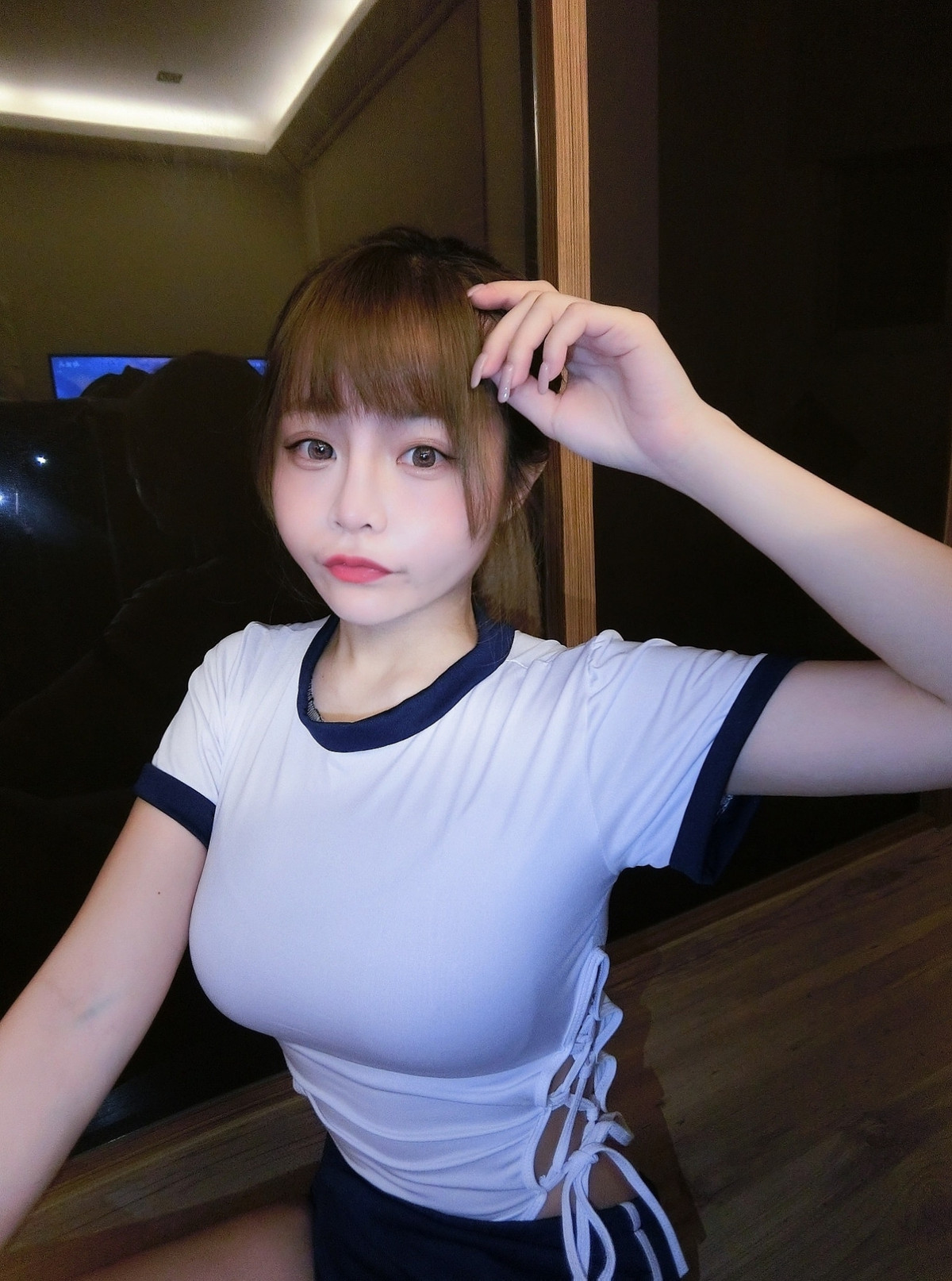 Những bộ tập thể thao ngắn, bó sát trông rất đơn giản cũng giúp Điền Phi Phi khoe được sắc vóc nổi bật của mình.