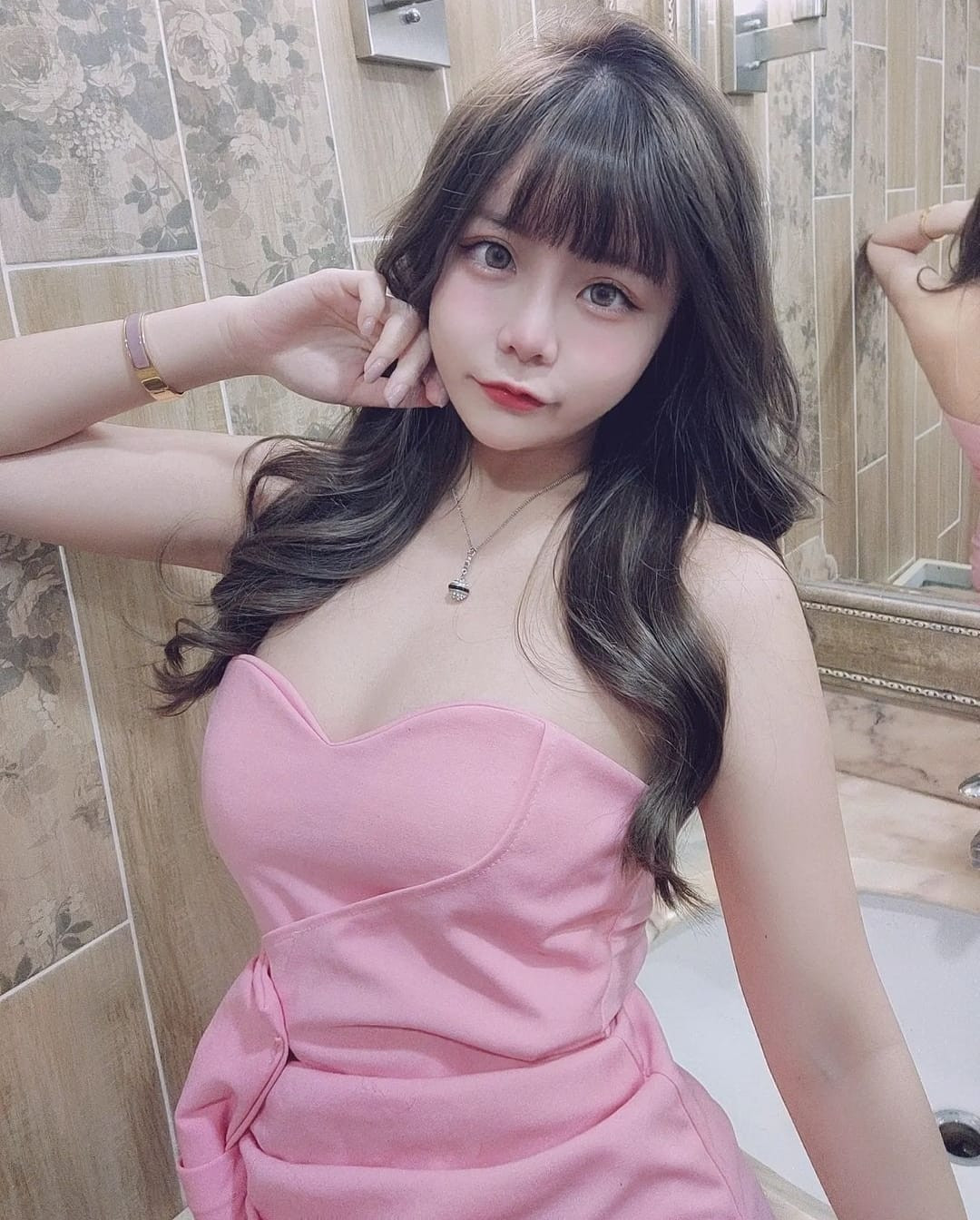 Điền Phi Phi cho biết, tương lai cô sẽ tiếp tục theo đuổi phong cách gợi cảm và sẽ thử sức với nhiều concept, trang phục hơn nữa nhằm đa dạng hoá hình ảnh của mình.