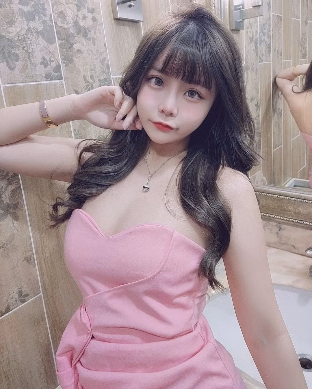 Điền Phi Phi cho biết, tương lai cô sẽ tiếp tục theo đuổi phong cách gợi cảm và sẽ thử sức với nhiều concept, trang phục hơn nữa nhằm đa dạng hoá hình ảnh của mình.