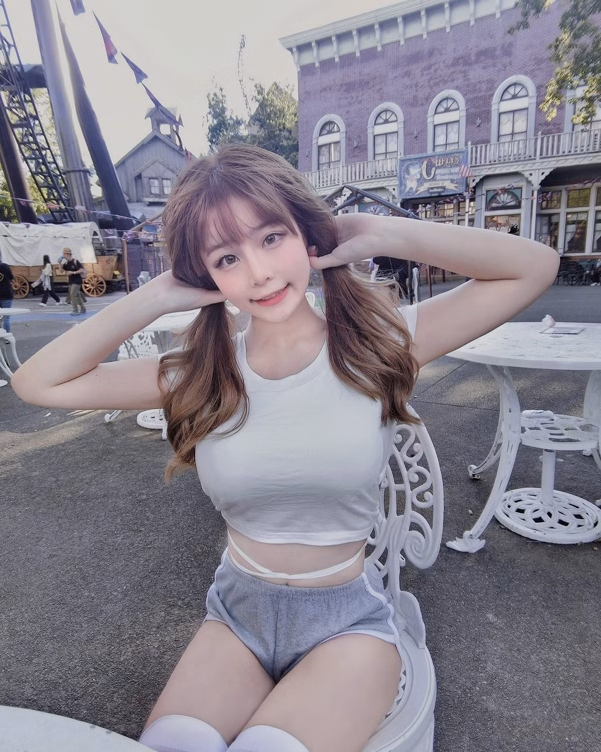 Những set đồ của cô được cho là gợi cảm vừa phải, rất thu hút và quyến rũ, nhận được nhiều lời khen.