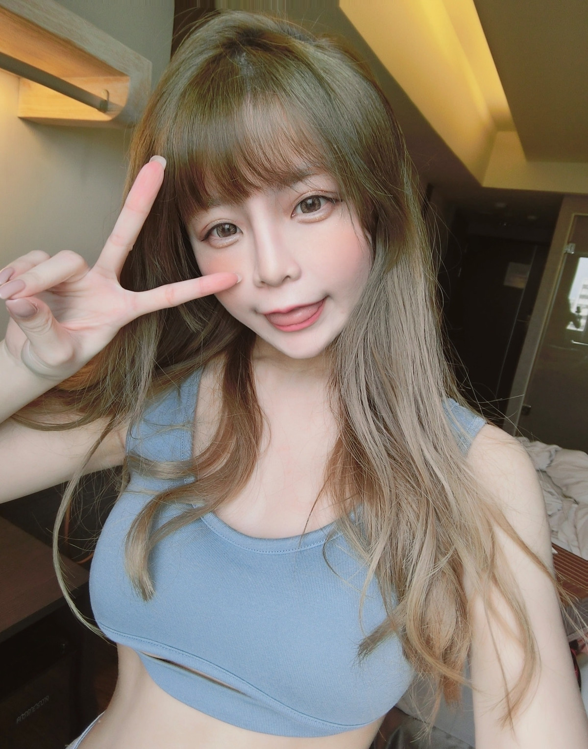 Cô nàng lại biết cách phối đồ, khoe triệt để đường cong cơ thể nên có rất nhiều người hâm mộ, theo dõi.