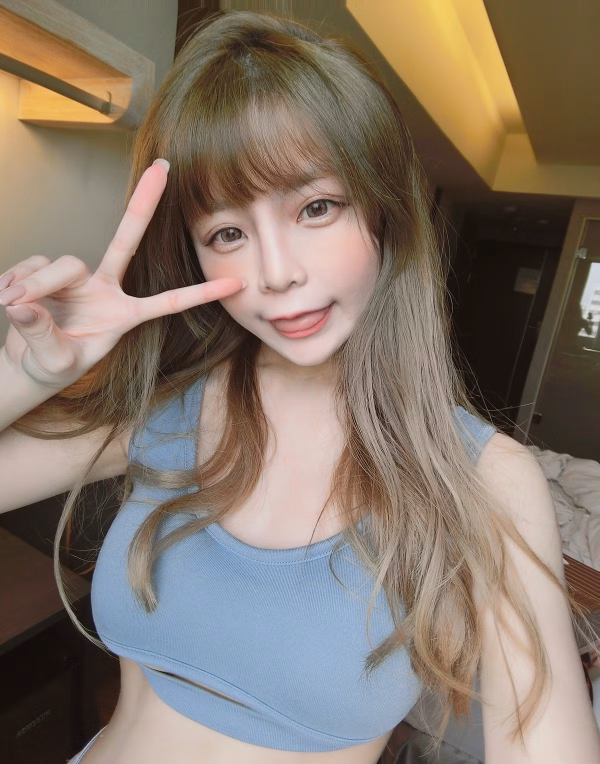 Cô nàng lại biết cách phối đồ, khoe triệt để đường cong cơ thể nên có rất nhiều người hâm mộ, theo dõi.