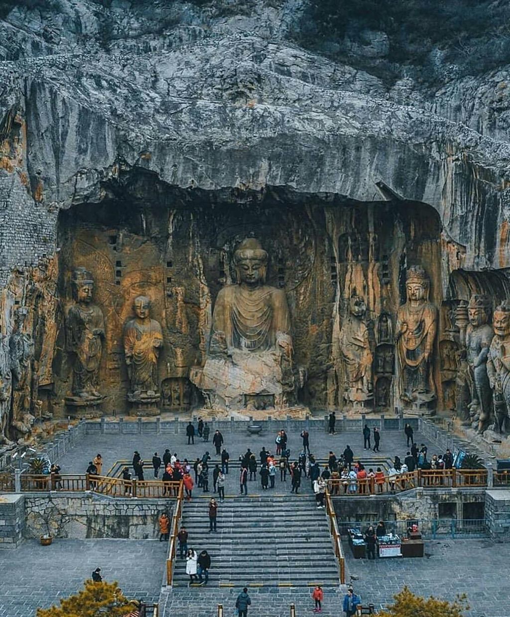 Theo số liệu từ viện nghiên cứu, Long Môn có hơn 100.000 tượng Phật cao từ 2,5 cm đến 17 m, nằm trong 2.345 hang động, hốc đá. Nơi đây còn được gọi là "rừng bia cổ đại" với 2.800 bia đá và chữ khắc. Ngoài ra, hơn 40 ngôi chùa ở Long Môn lưu giữ rất nhiều tài liệu lịch sử về nghệ thuật, âm nhạc, tôn giáo, thư pháp, y học, trang phục và kiến trúc. Ảnh: Cocoanext.