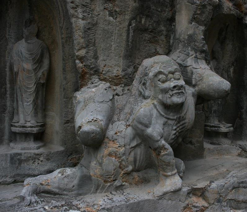 Trải qua nhiều lần bị tàn phá trong phong trào chống Phật giáo thế kỷ 9 và sự xâm hại của phương Tây ở thế kỷ 19, 20, nhiều tượng Phật ở hang đá Long Môn bị hủy hoại và mang đi. Một số bức tượng hiện có thể tìm thấy tại viện bảo tàng nghệ thuật Metropolitan (New York, Mỹ), bảo tàng Atkinson (Kansas, Mỹ) và bảo tàng quốc gia Tokyo (Nhật Bản). Ảnh: Xuan Che. 