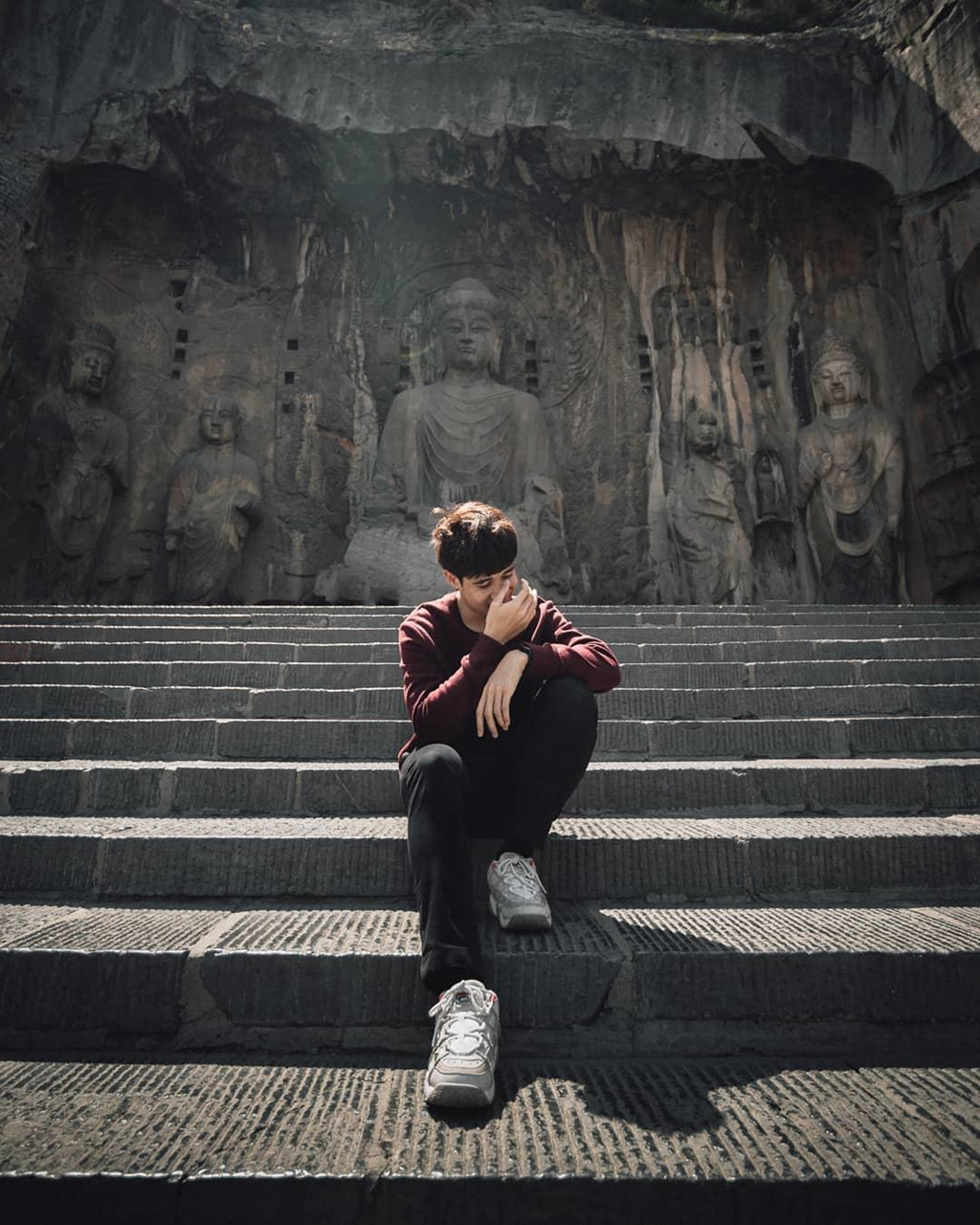 Tọa lạc ở nơi non xanh nước biếc, phong cảnh hữu tình với khí hậu dễ chịu, hang Long Môn từ khi được khai quật đến nay luôn đón rất nhiều lượt khách đổ về tham quan. Điểm đến này cũng nổi tiếng với du khách quốc tế muốn tìm hiểu văn hóa Trung Quốc. Ảnh: Christina_lesiuk, Theanawit. Với tổ hợp tượng Phật đồ sộ và sự sáng tạo nghệ thuật tinh tế, hang đá Long Môn đã được liệt kê vào danh sách Di sản Thế giới của UNESCO năm 2000. Ảnh: Science4misfits, Stefanos Zachariadis, Flickr.