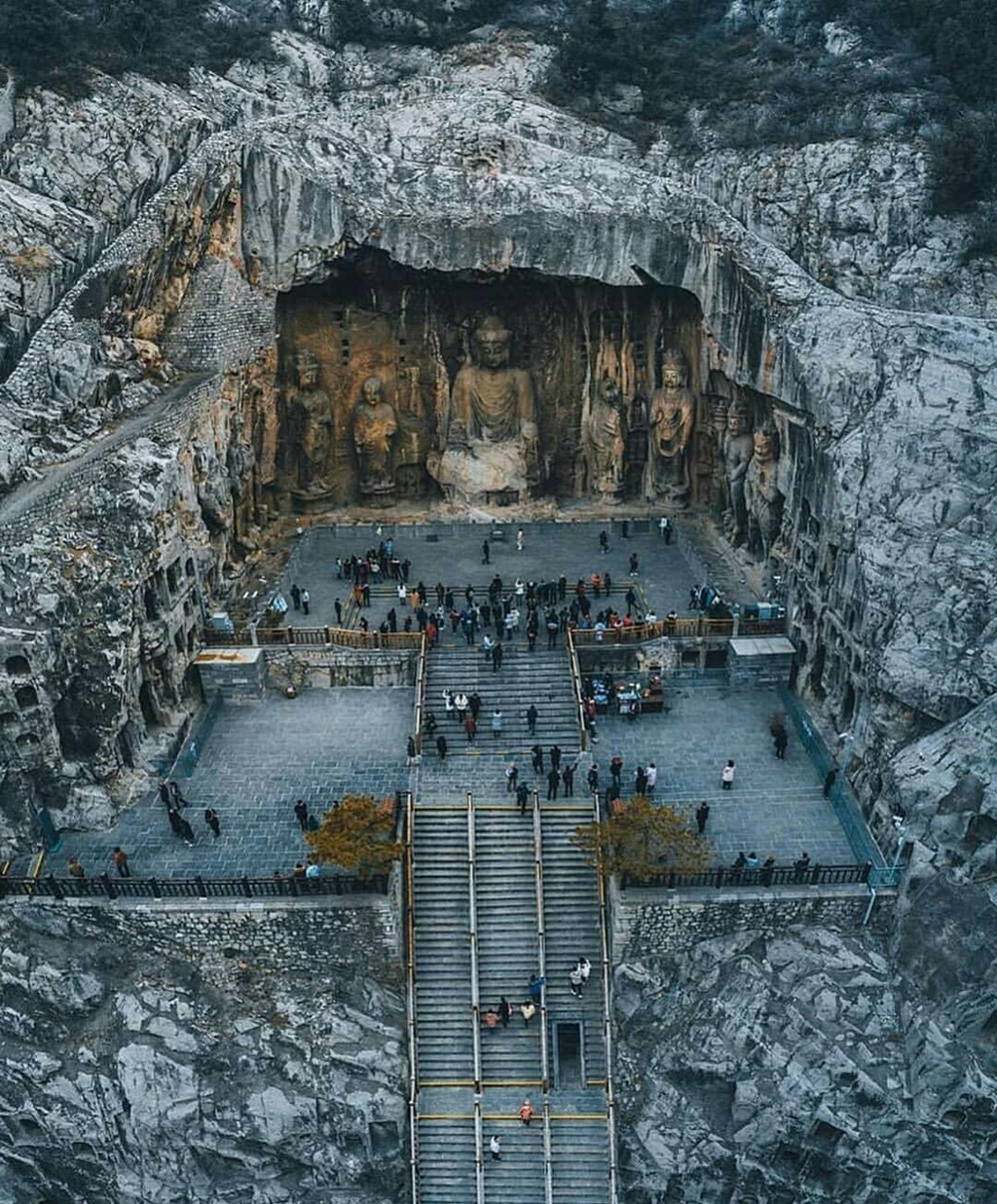  Hang đá Long Môn là kiệt tác chạm khắc tiêu biểu cho thời kỳ phát triển rực rỡ của Phật giáo Trung Quốc cổ đại. Trải qua hơn 400 năm xây dựng, tính đến nay, di tích này đã có hơn 1.500 năm lịch sử. Ảnh: Cocoanext.