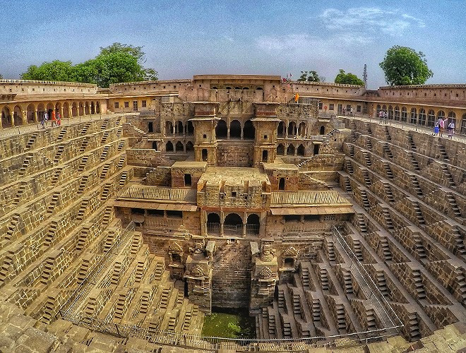 Để tới được đáy giếng bạn phải bước xuống 3.500 bậc thang nằm song song trên mép tường và đi qua 13 tầng hầm với nhiều bí mật còn chưa được tiết lộ. Giếng cổ Chand Baori gồm 3.500 bậc thang dẫn tới đáy giếng sâu 20m, với những bậc thang hẹp sắp xếp theo kiểu đối xứng hoàn hảo.