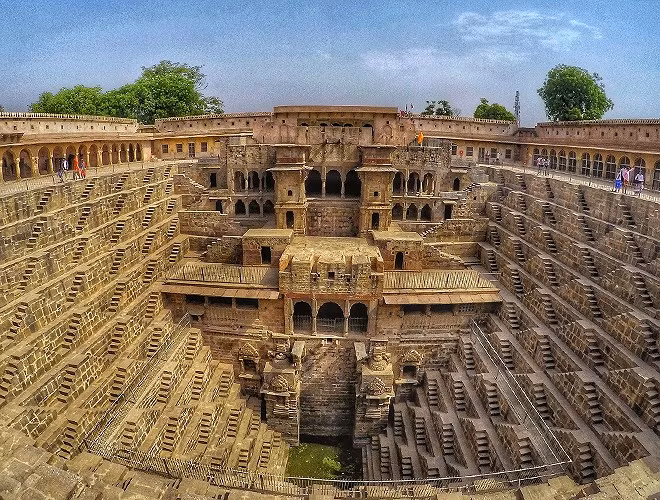 Để tới được đáy giếng bạn phải bước xuống 3.500 bậc thang nằm song song trên mép tường và đi qua 13 tầng hầm với nhiều bí mật còn chưa được tiết lộ. Giếng cổ Chand Baori gồm 3.500 bậc thang dẫn tới đáy giếng sâu 20m, với những bậc thang hẹp sắp xếp theo kiểu đối xứng hoàn hảo.