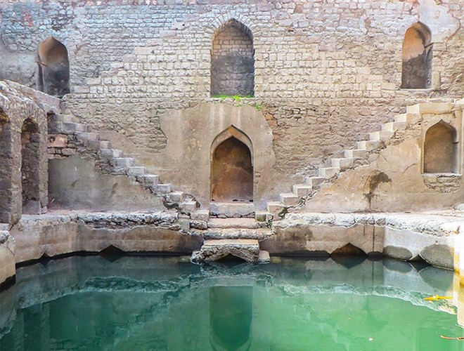 Kiến trúc đường lên xuống bằng bậc thang trong giếng sẽ giúp người dân có thể lấy nước bất cứ lúc nào, từ bất cứ phía nào cũng như bất cứ thời gian nào trong năm.