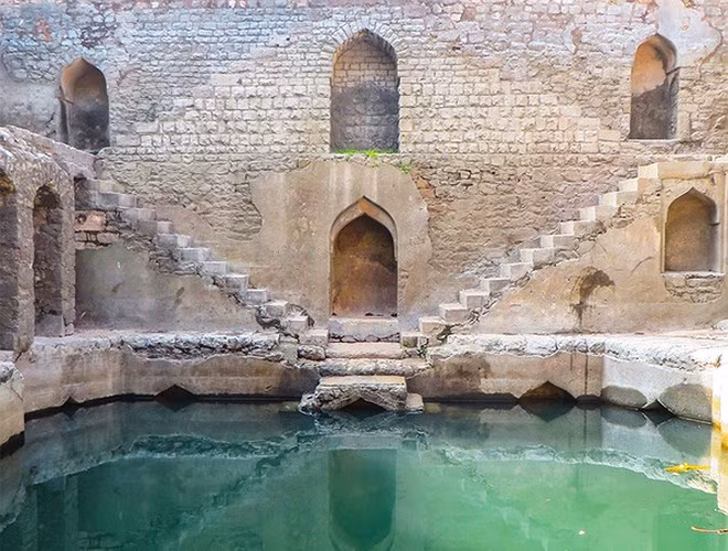 Kiến trúc đường lên xuống bằng bậc thang trong giếng sẽ giúp người dân có thể lấy nước bất cứ lúc nào, từ bất cứ phía nào cũng như bất cứ thời gian nào trong năm.