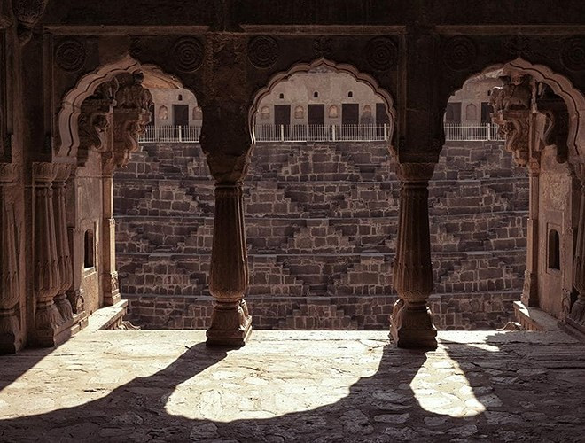 Những cổng vòm khiến khung cảnh thêm phần cổ kính dưới hoàng hôn.