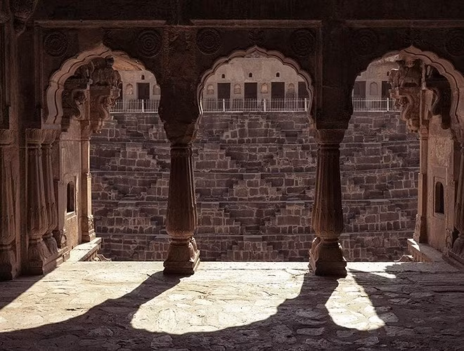 Những cổng vòm khiến khung cảnh thêm phần cổ kính dưới hoàng hôn.