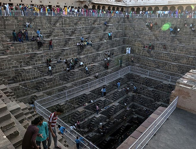 Lối kiến trúc độc đáo của công trình thu hút rất đông khách du lịch tới chiêm ngưỡng.