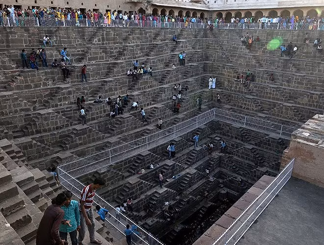 Lối kiến trúc độc đáo của công trình thu hút rất đông khách du lịch tới chiêm ngưỡng.