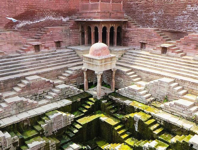 Công trình bằng đá rêu phong.