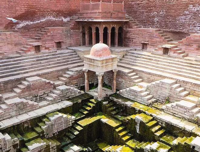 Công trình bằng đá rêu phong.