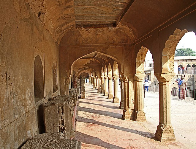 Khách du lịch như lạc vào mê cung khi khám phá giếng cổ Chand Baori.